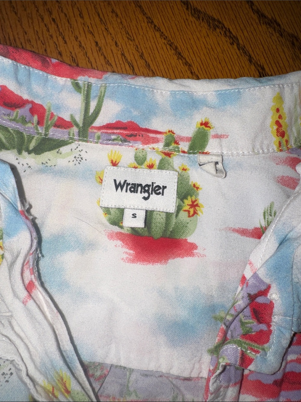 Wrangler White Button-Up Shirt with cactus Desert Print - Picture 3 of 4